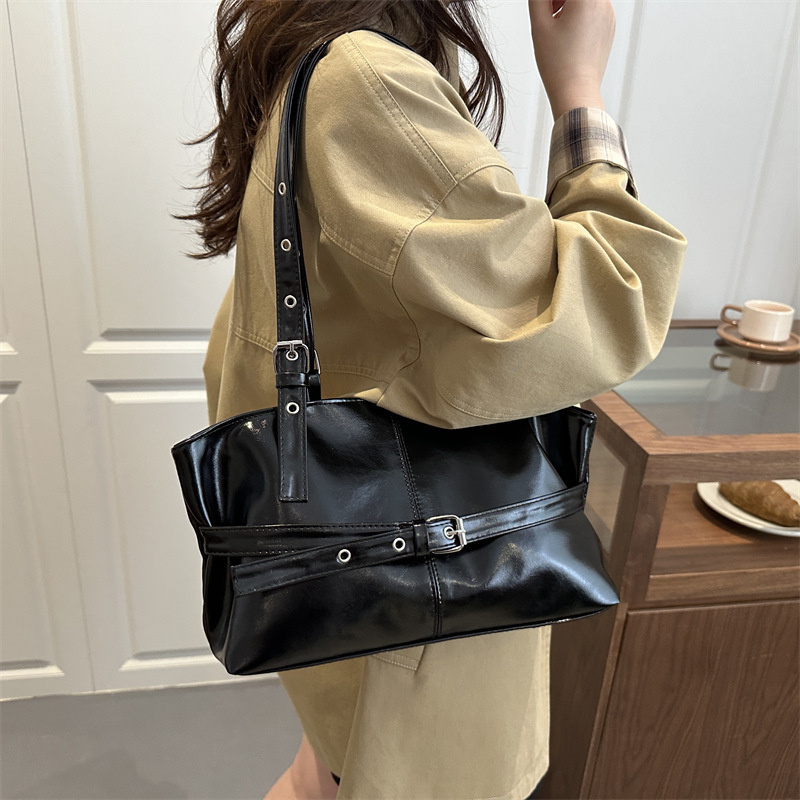 حقيبة كتف فاخرة باللون الأحمر  - مراجعة Women Bags For Airport وسعره