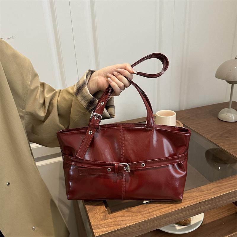 حقيبة كتف فاخرة باللون الأحمر  - مراجعة Women Bags For Airport وسعره