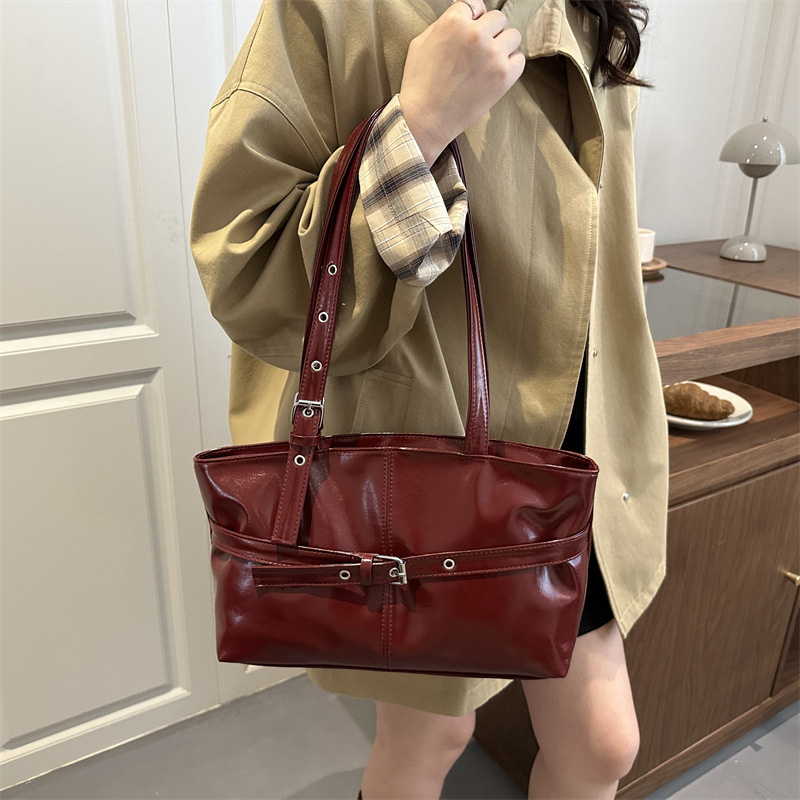 حقيبة كتف فاخرة باللون الأحمر  - مراجعة Women Bags For Airport وسعره