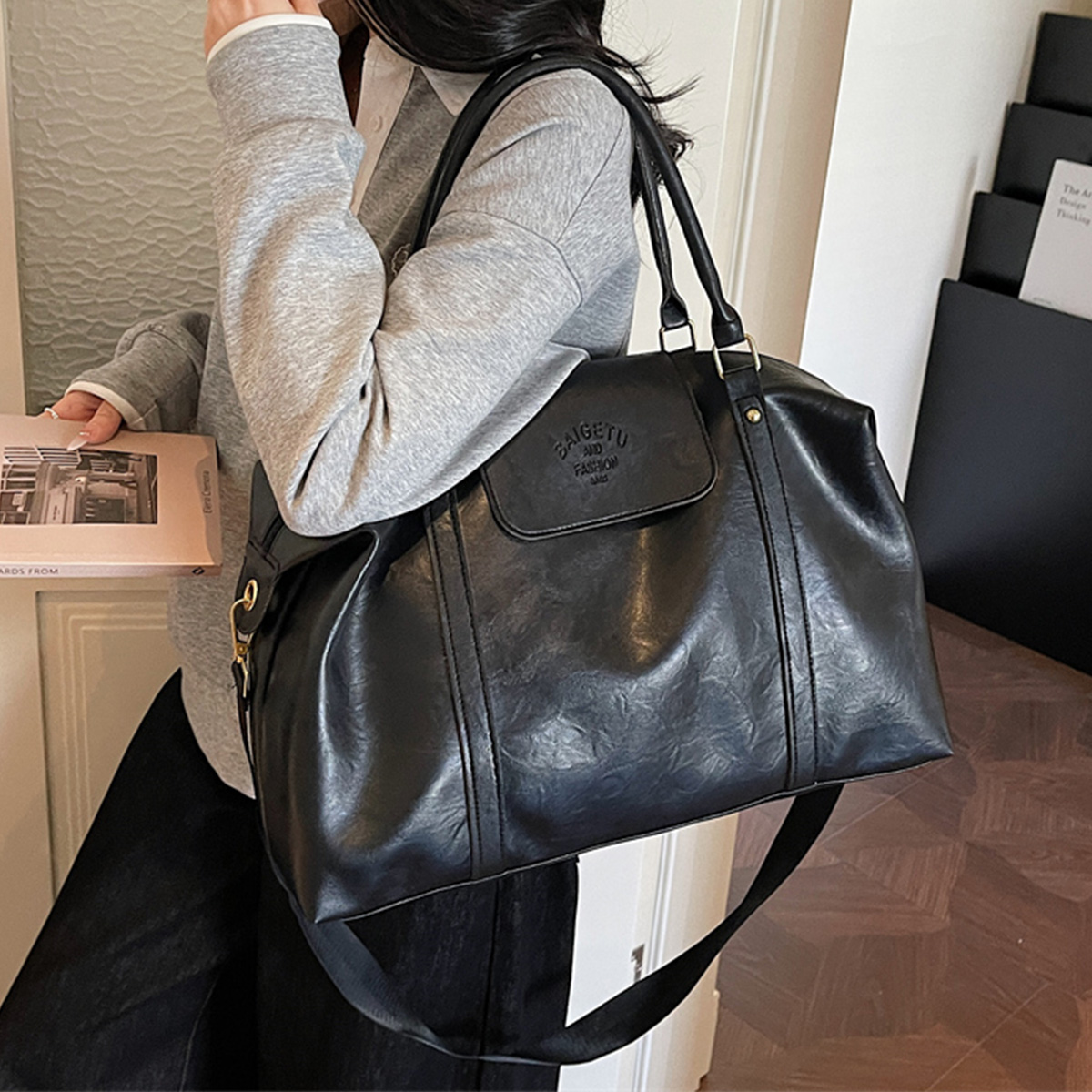حقيبة كروس من الجلد اللامع ذات - مراجعة Women Bags For Airport وسعره
